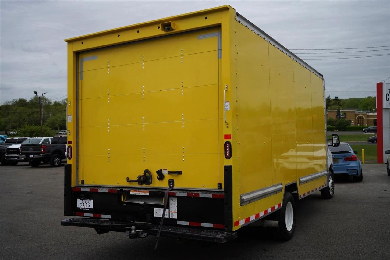 Ford Econoline E-350 Super Duty 2024