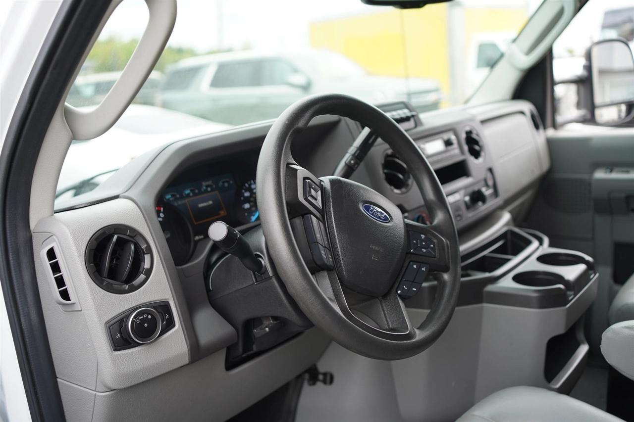Ford Econoline E-350 Super Duty 2024