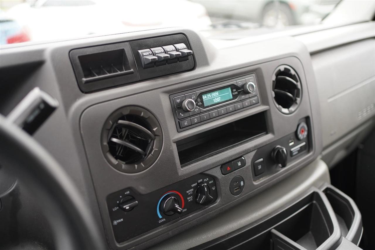 Ford Econoline E-350 Super Duty 2024