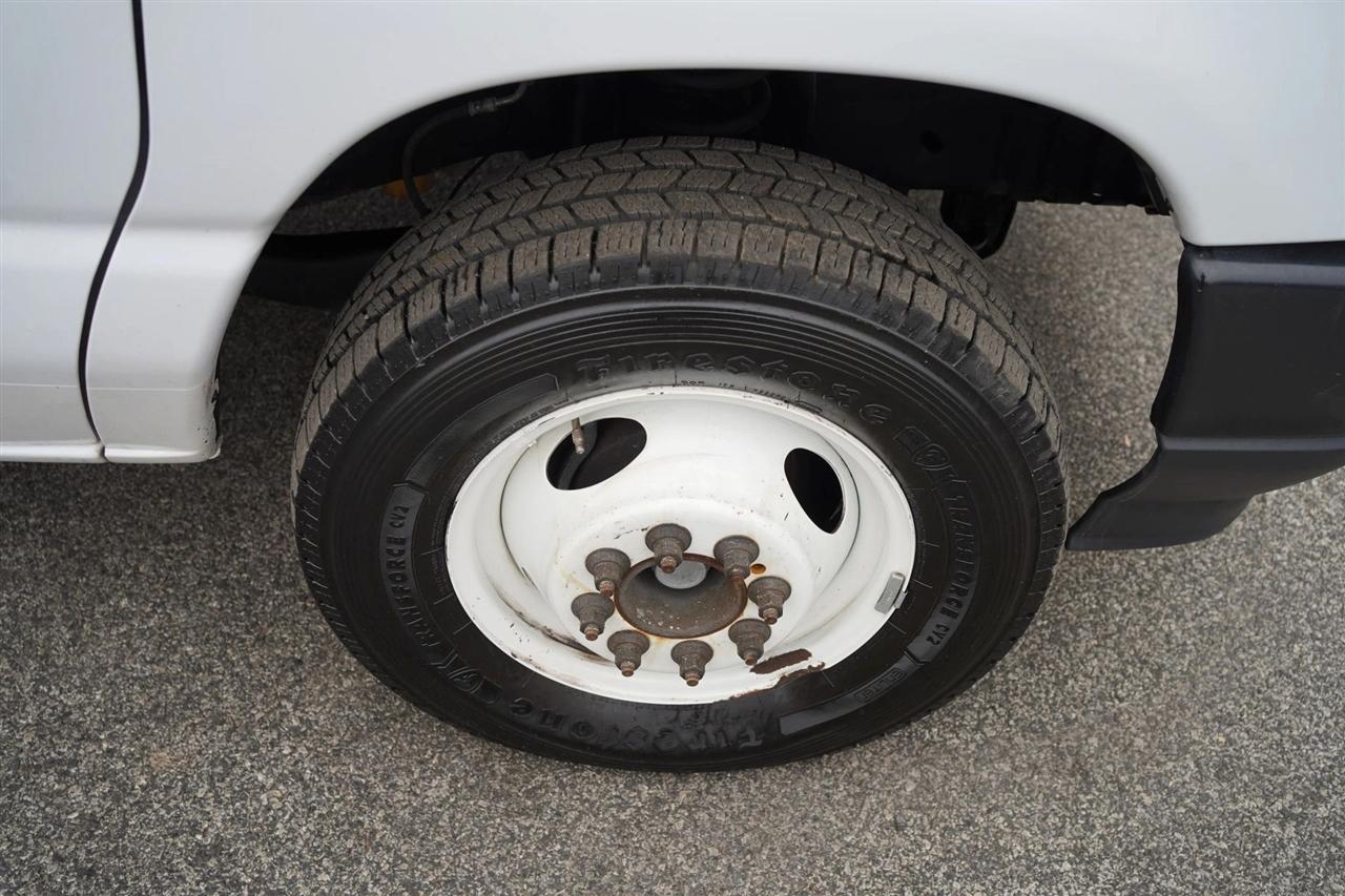 Ford Econoline E-350 Super Duty 2024