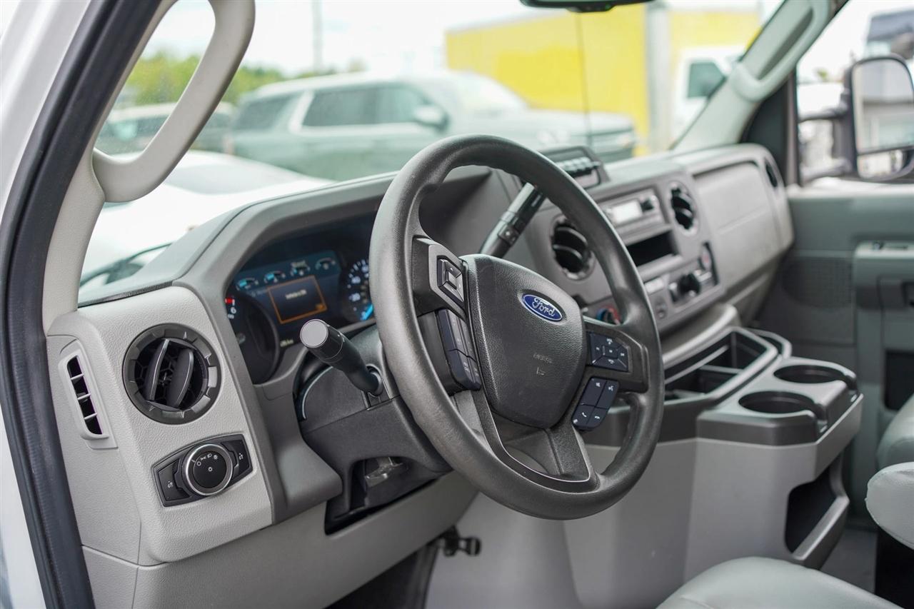 Ford Econoline E-350 Super Duty 2024