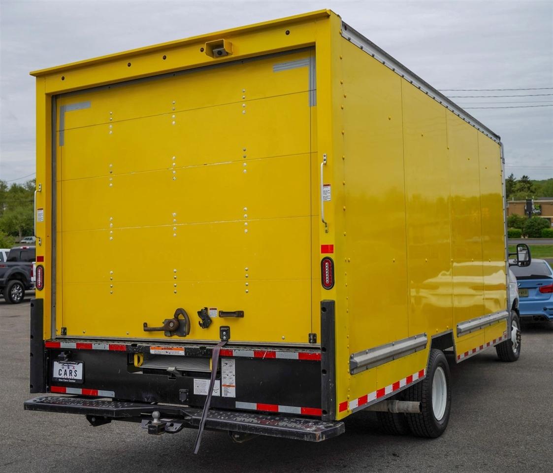 Ford Econoline E-350 Super Duty 2024