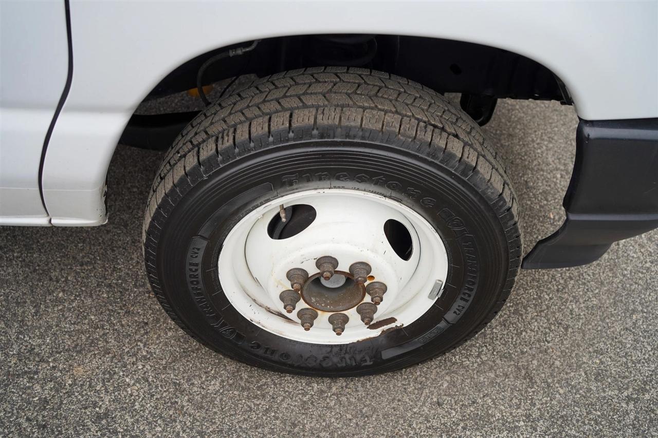 Ford Econoline E-350 Super Duty 2024