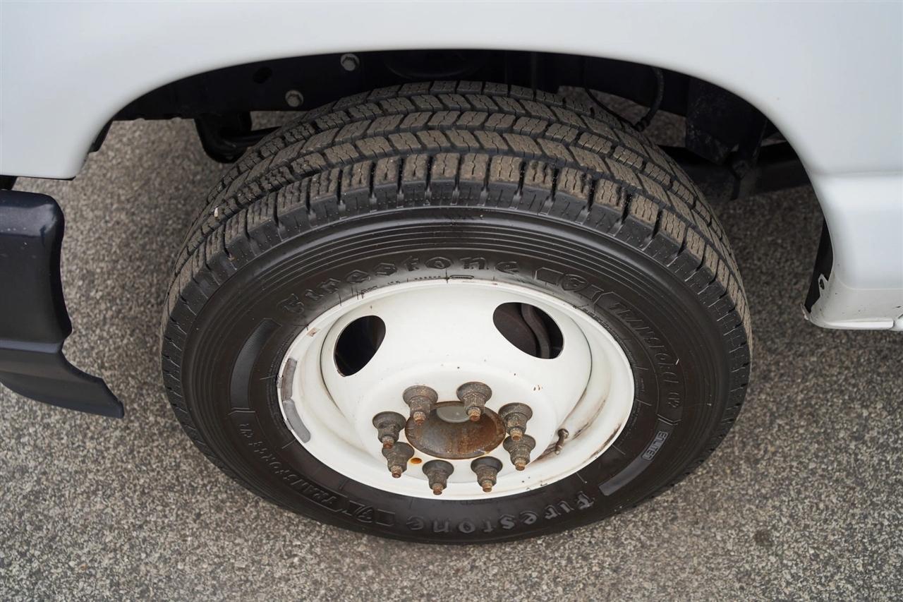 Ford Econoline E-350 Super Duty 2024