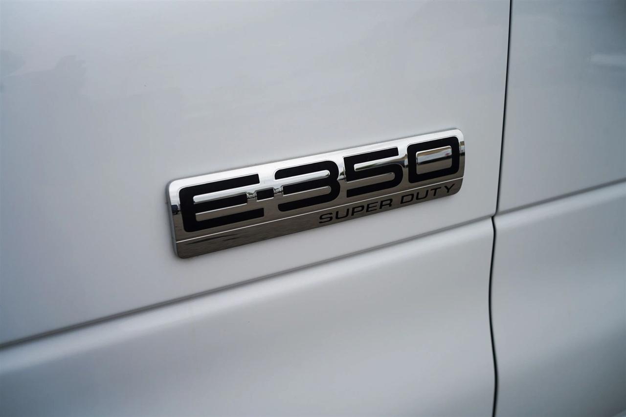Ford Econoline E-350 Super Duty 2024