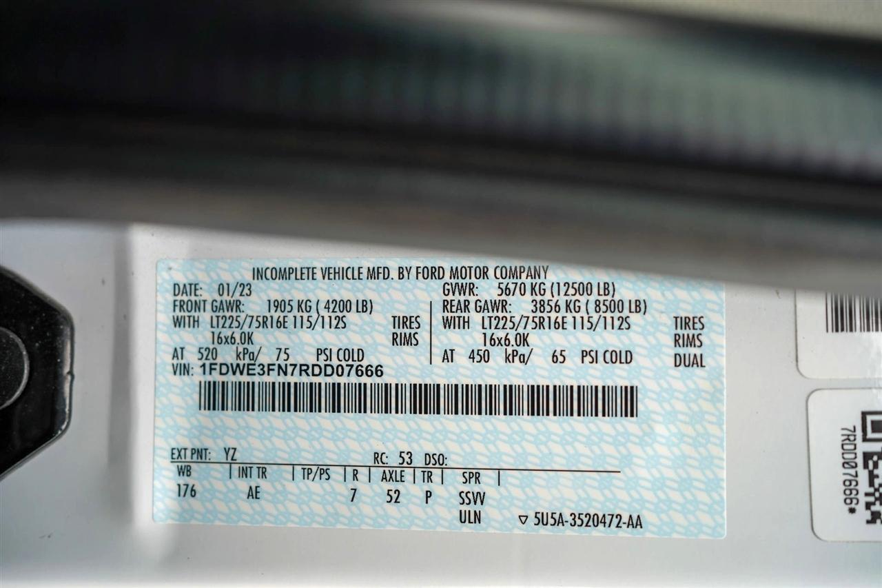 Ford Econoline E-350 Super Duty 2024