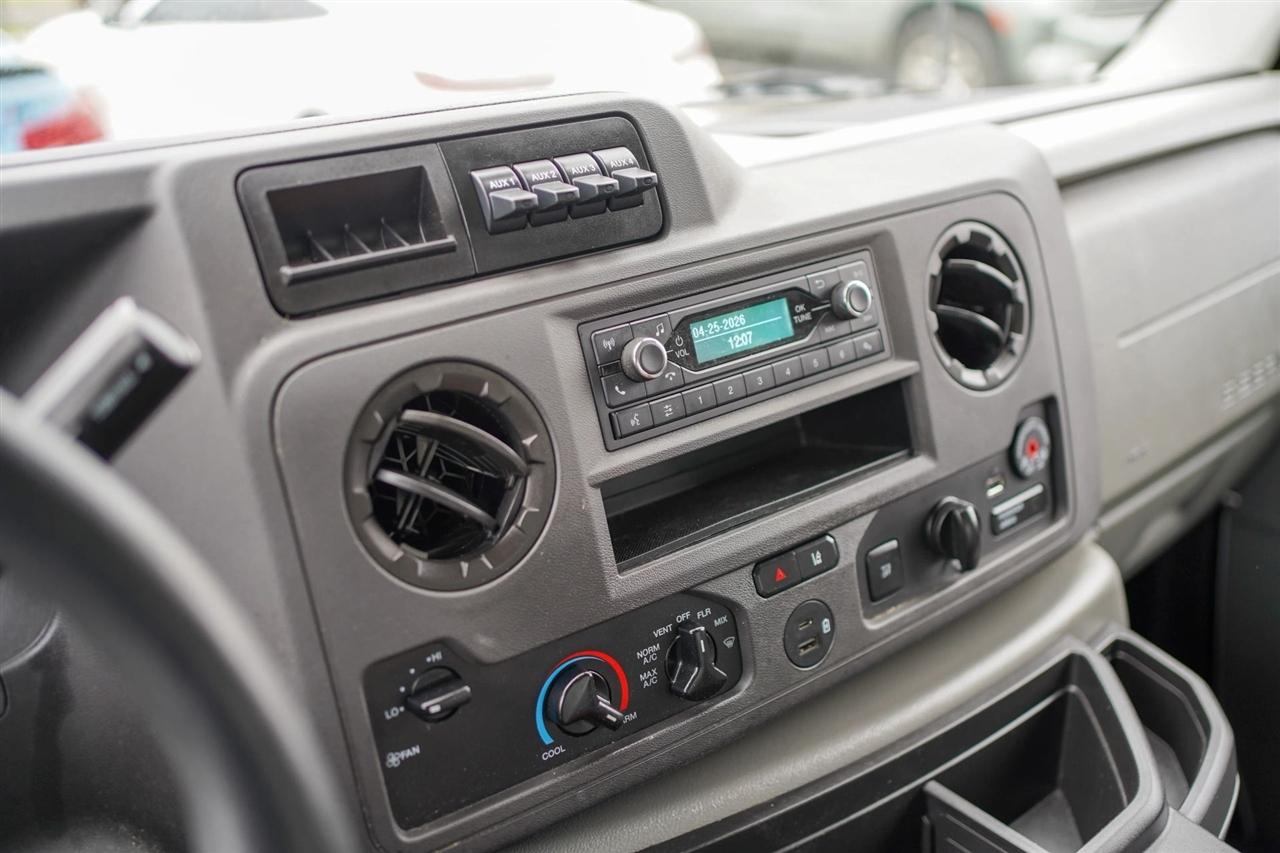 Ford Econoline E-350 Super Duty 2024