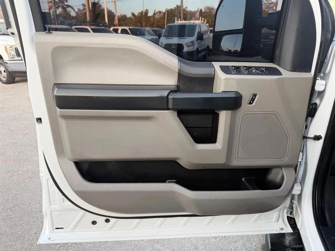 Ford F-350 SD XL Crew Cab Long Bed DRW 4WD 2022