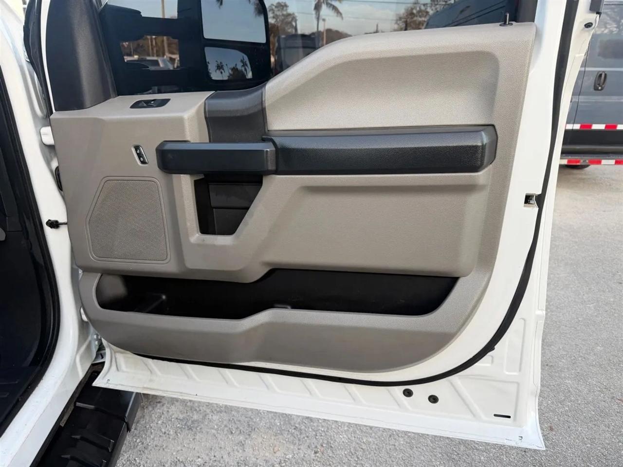 Ford F-350 SD XL Crew Cab Long Bed DRW 4WD 2022