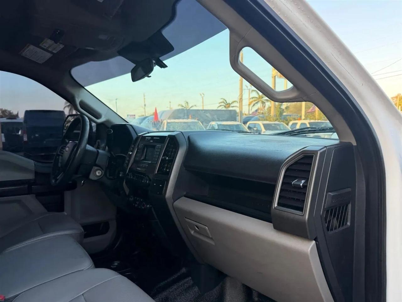 Ford F-350 SD XL Crew Cab Long Bed DRW 4WD 2022