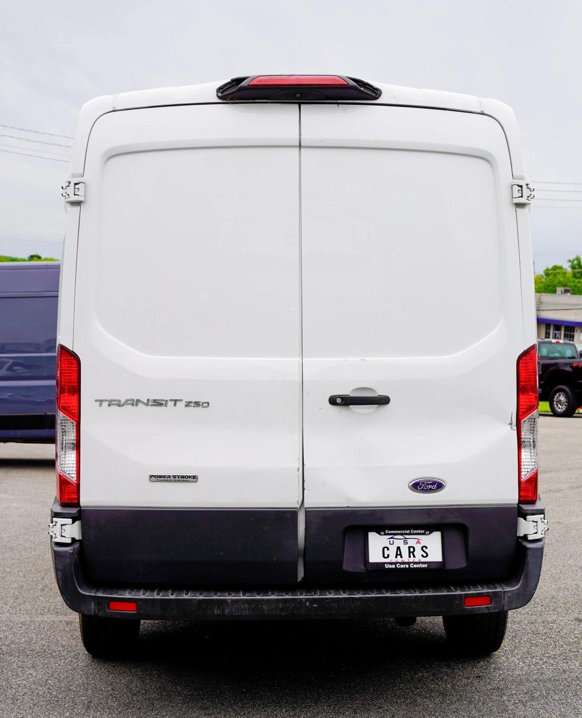 Ford Transit 250 Van Med. Roof w/Sliding Pass. 130-in. WB 2018