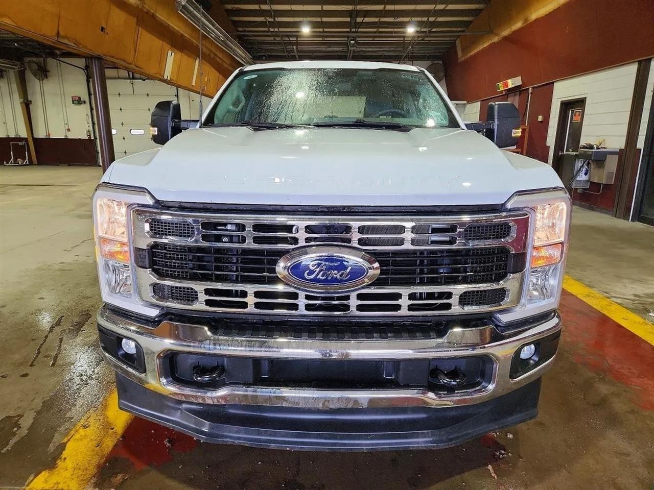 Ford F-250 SD XLT Crew Cab 4WD 2025