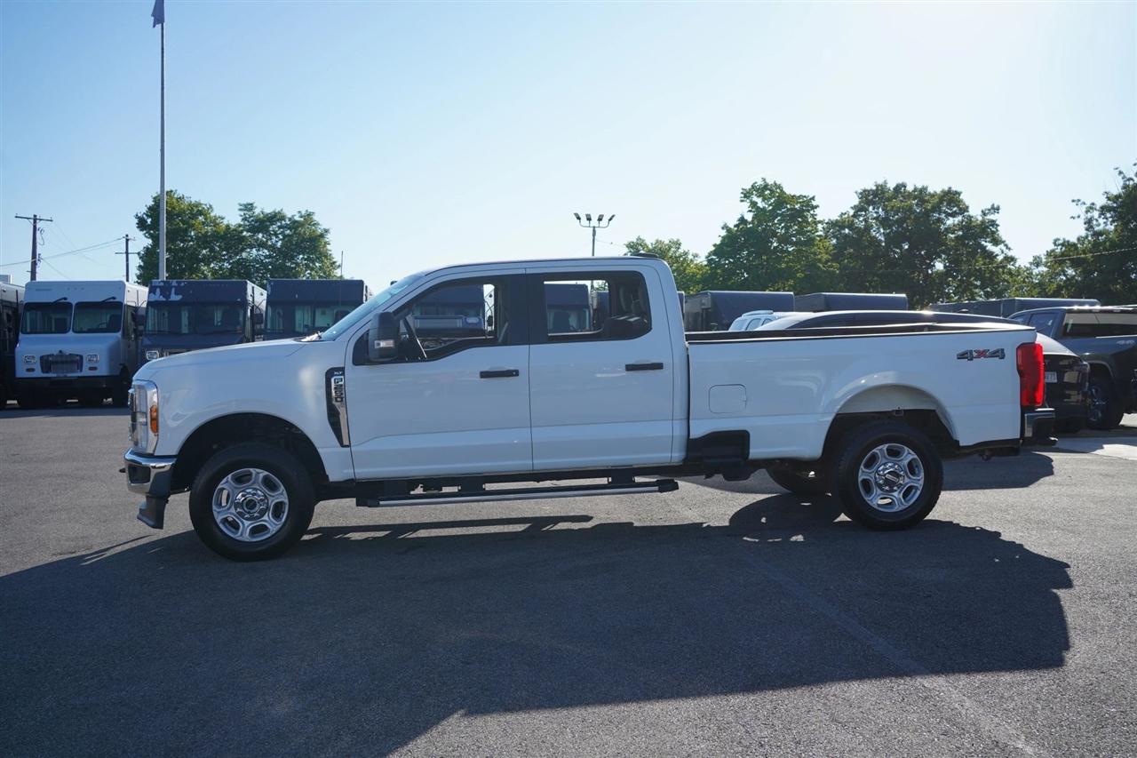 Ford F-250 SD XLT Crew Cab 4WD 2025