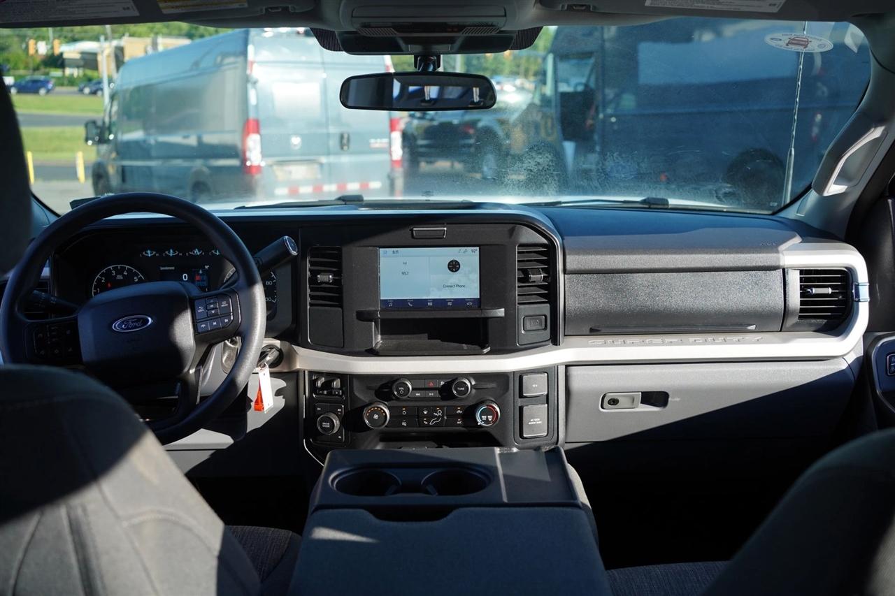 Ford F-250 SD XLT Crew Cab 4WD 2025