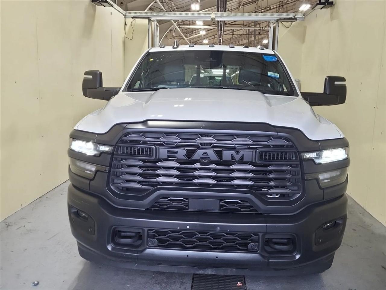 RAM 3500 Tradesman Crew Cab 4WD DRW 2025