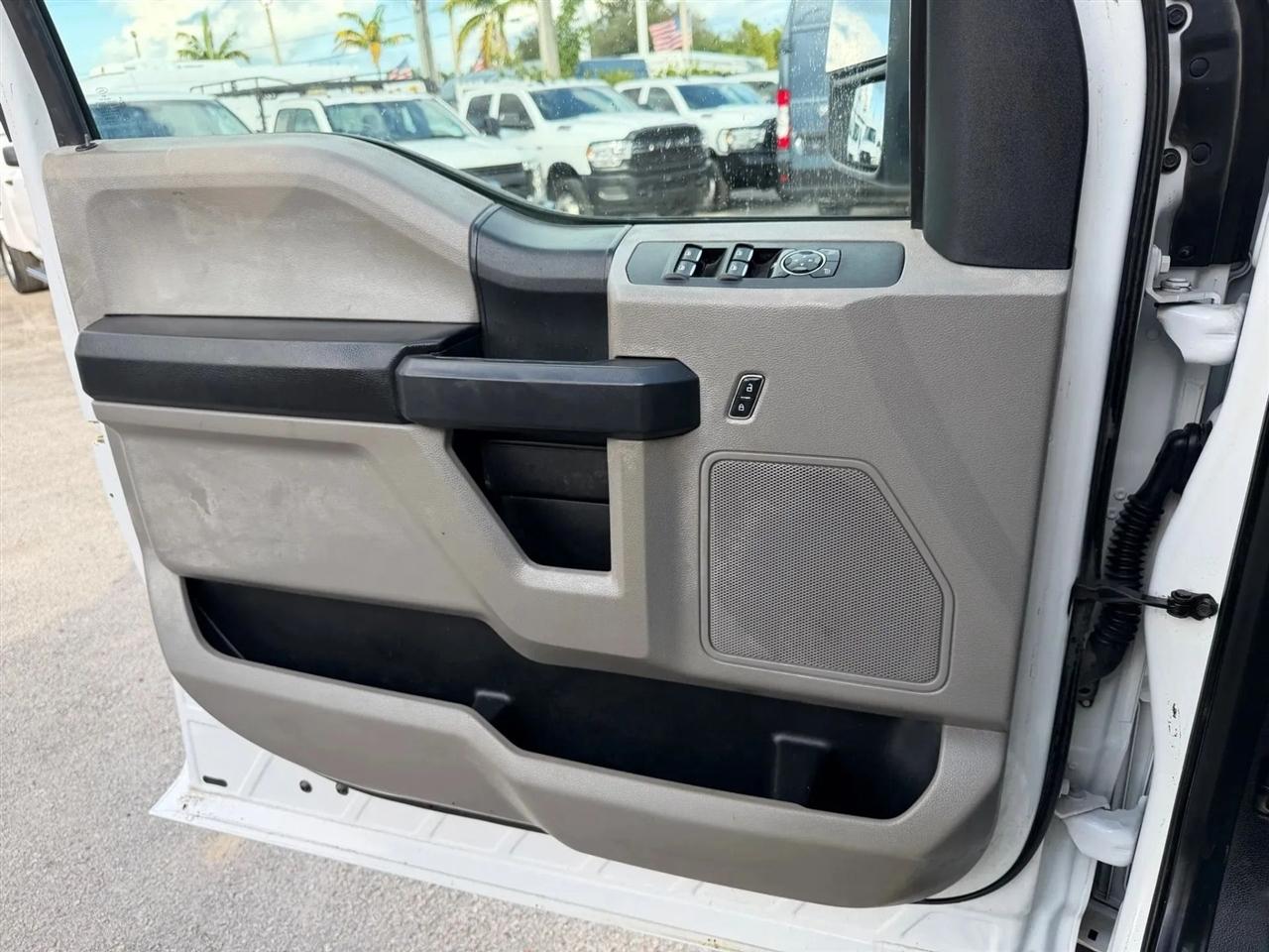 Ford F-550 Crew Cab DRW 2WD 2017
