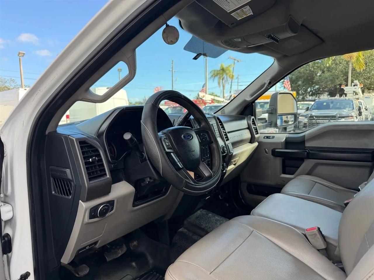 Ford F-550 Crew Cab DRW 2WD 2017