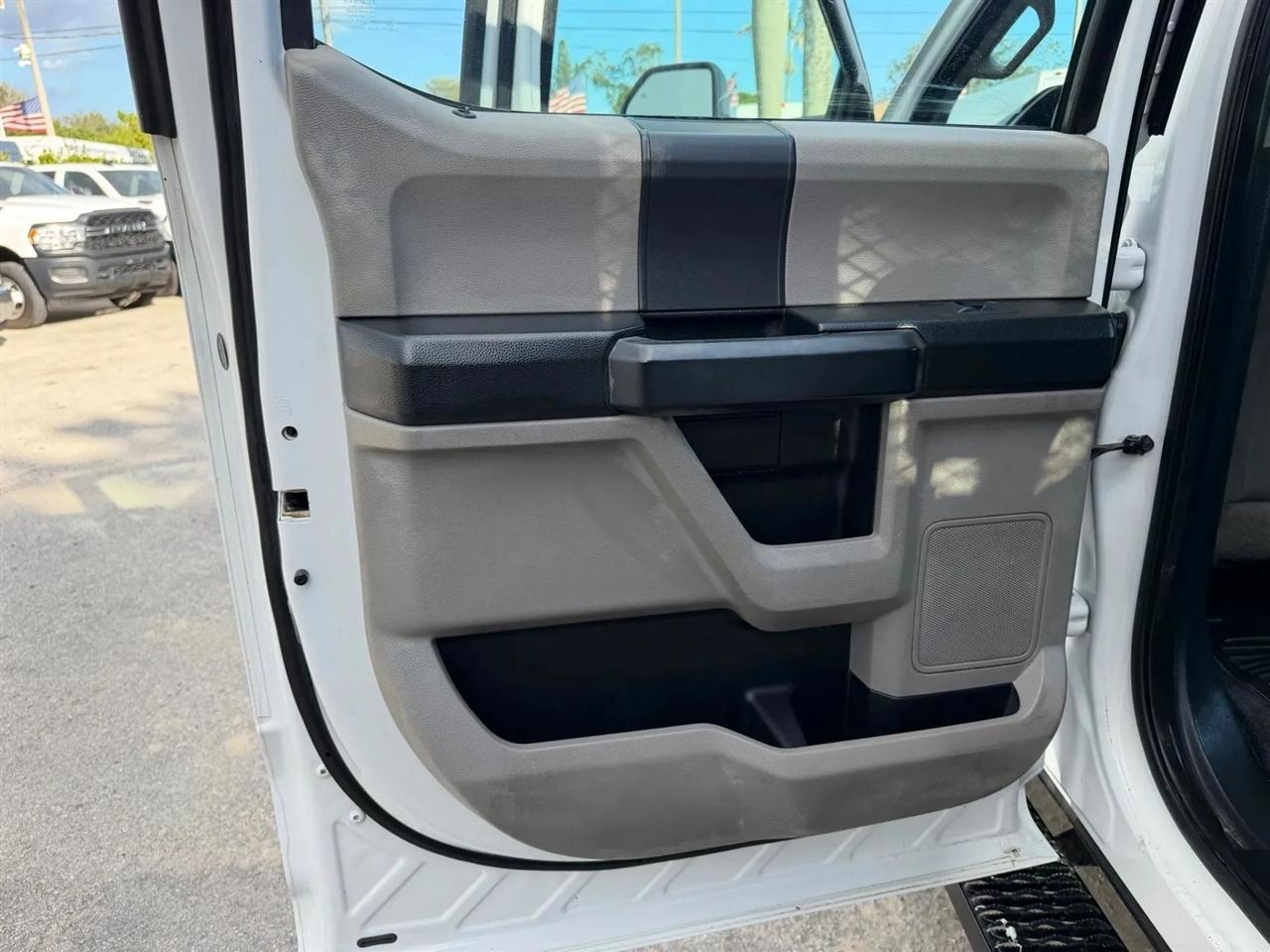 Ford F-550 Crew Cab DRW 2WD 2017