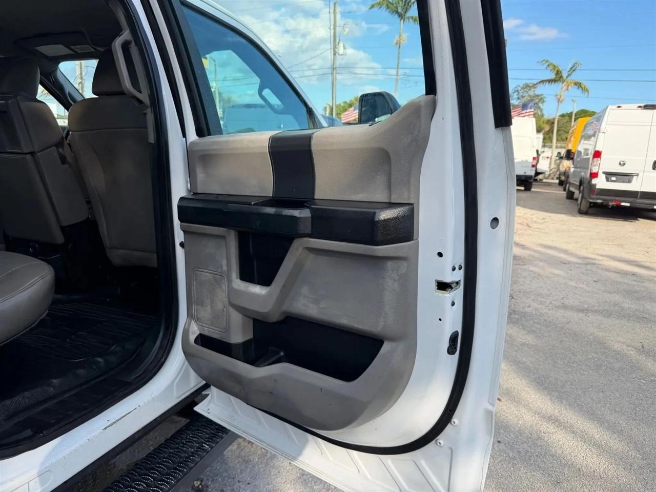 Ford F-550 Crew Cab DRW 2WD 2017