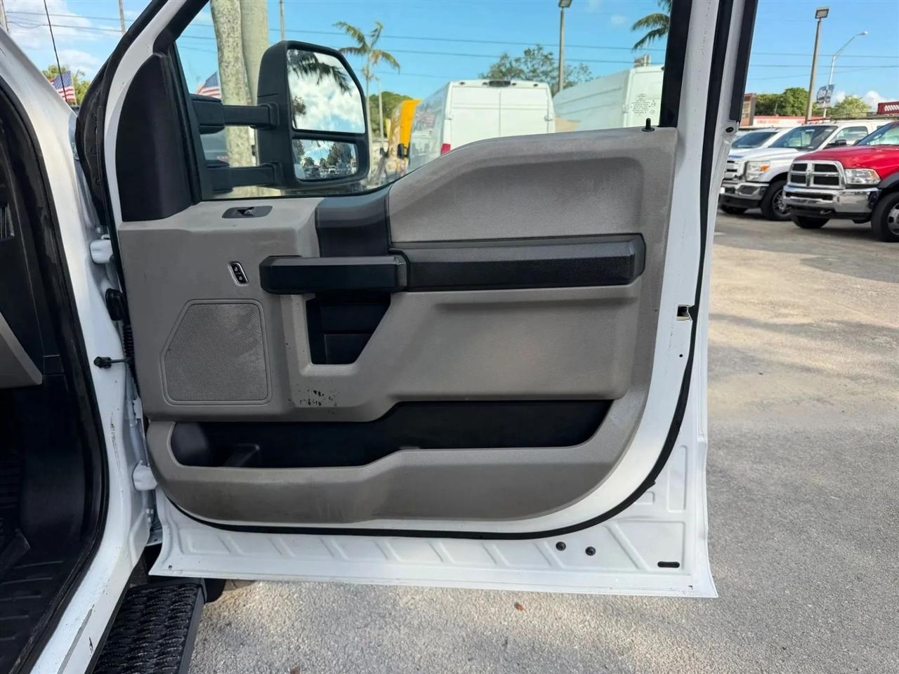 Ford F-550 Crew Cab DRW 2WD 2017