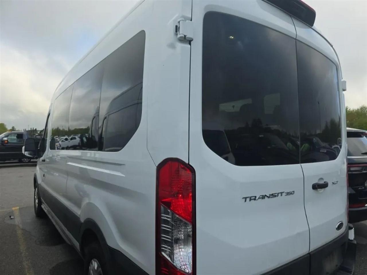 Ford Transit 350 Wagon Med. Roof XL w/Sliding Pass. 148-in. WB 2023