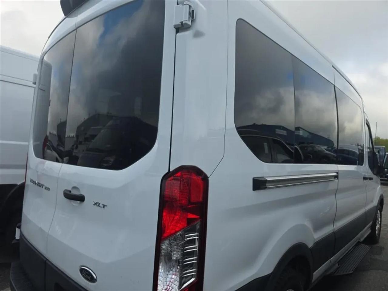 Ford Transit 350 Wagon Med. Roof XL w/Sliding Pass. 148-in. WB 2023