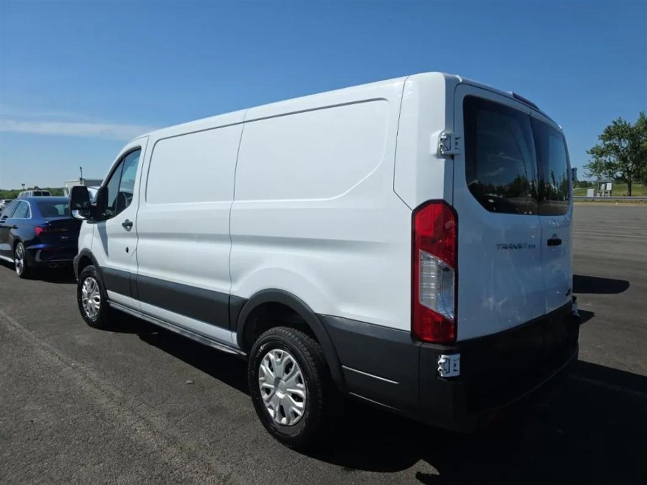 Ford Transit 250 Van Low Roof 60/40 Pass.130-in. WB 2018