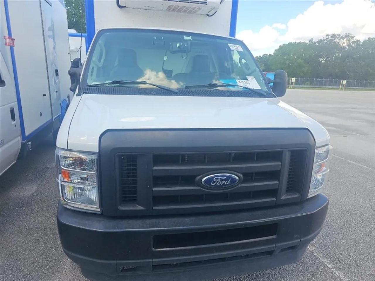 Ford Econoline E-350 Super Duty 2024
