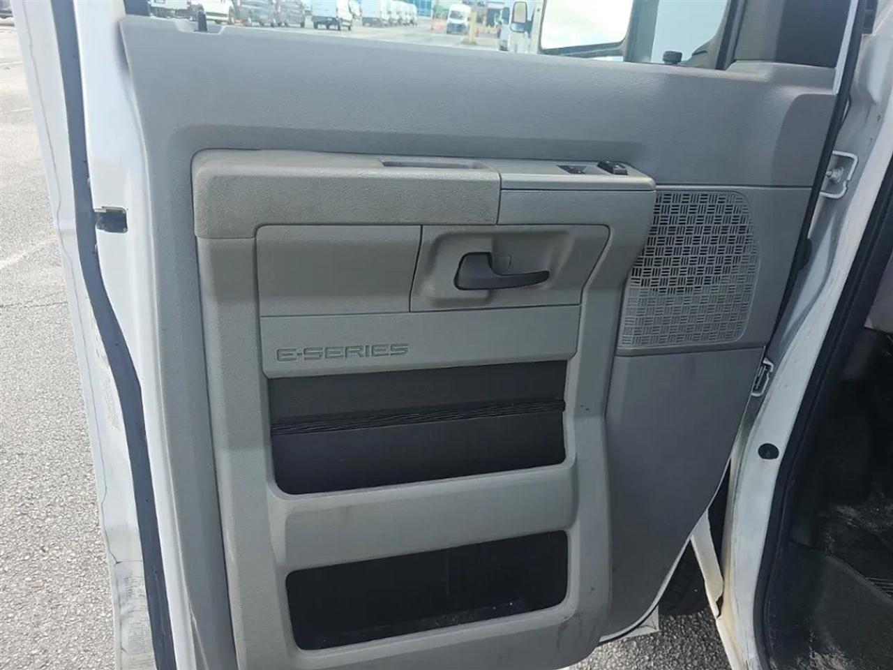 Ford Econoline E-350 Super Duty 2024
