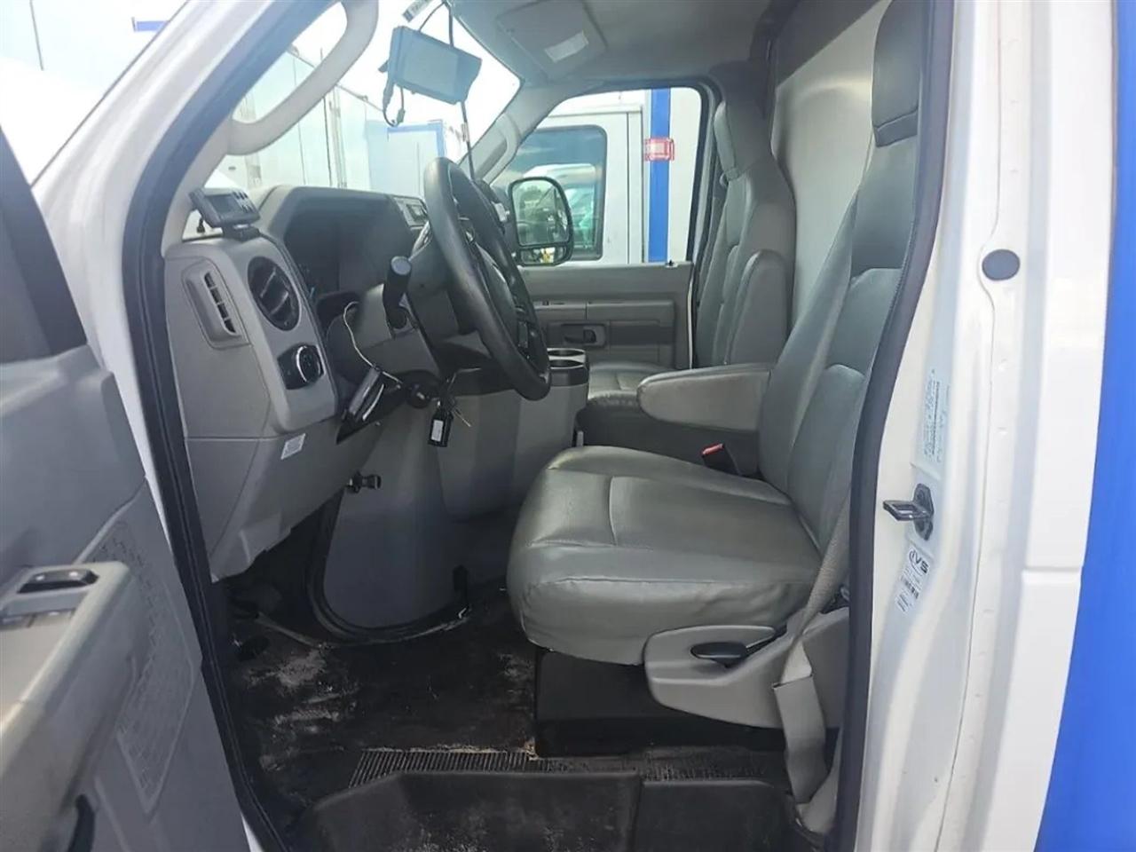 Ford Econoline E-350 Super Duty 2024