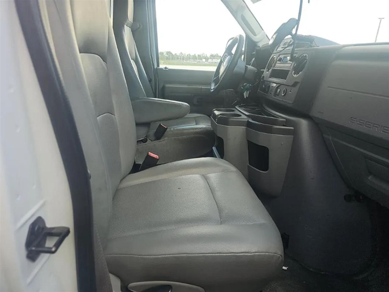 Ford Econoline E-350 Super Duty 2024