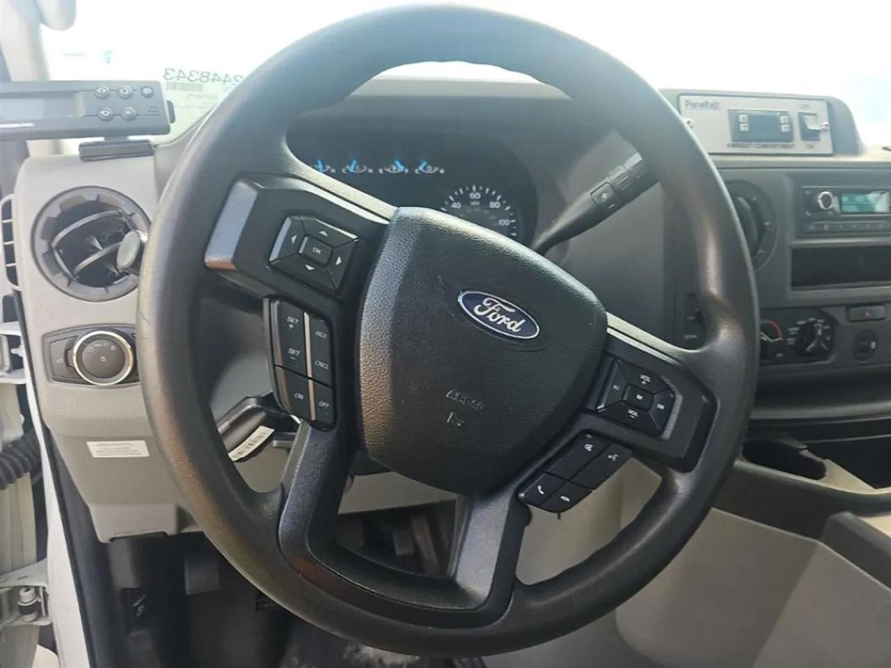 Ford Econoline E-350 Super Duty 2024
