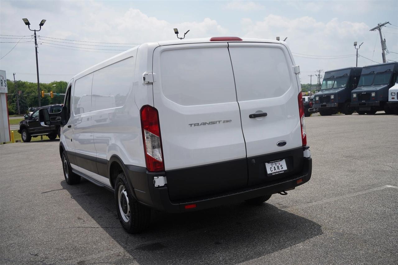 Ford Transit 250 Van Low Roof w/Sliding Pass. 130-in. WB 2021