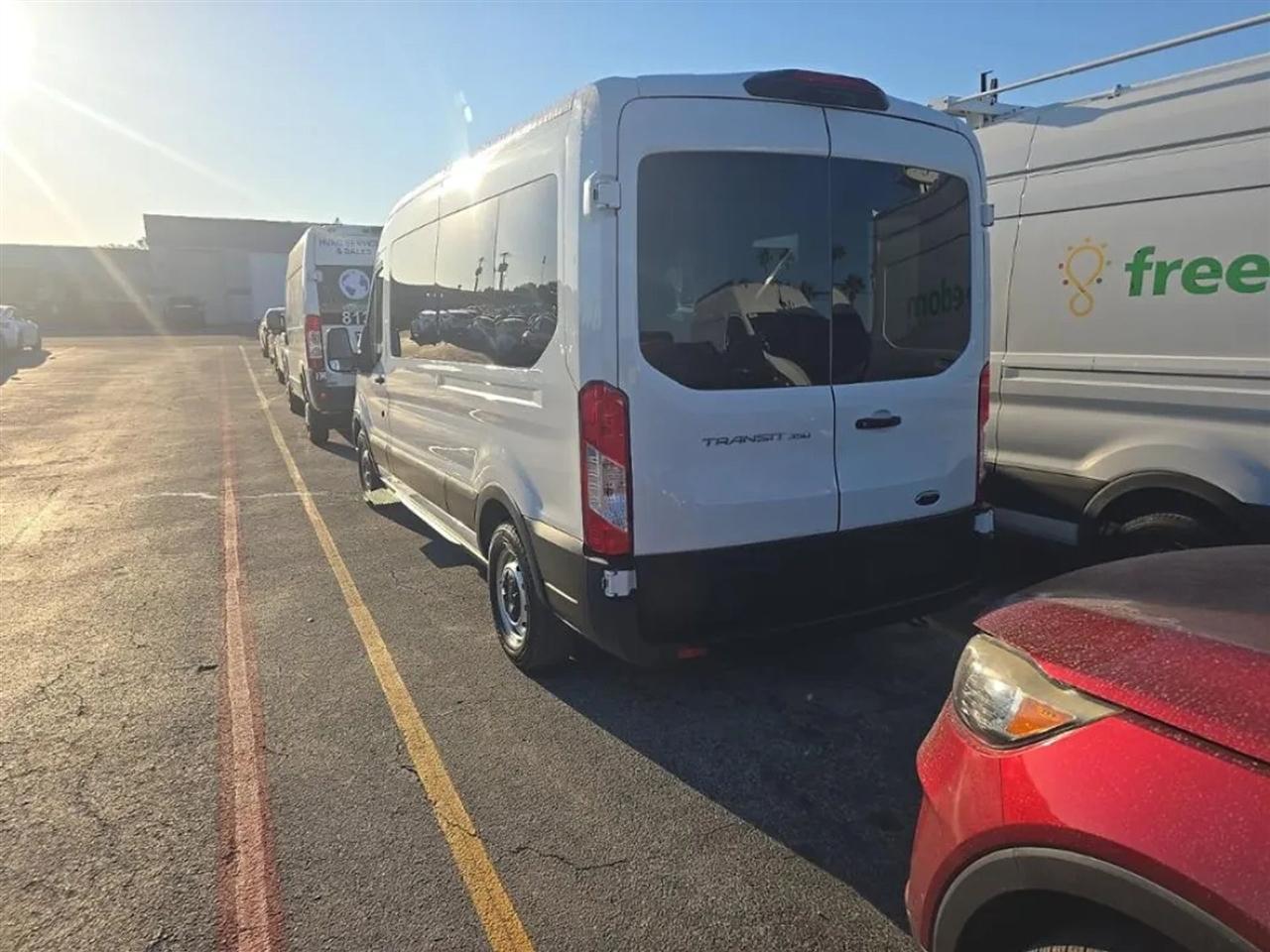 Ford Transit 350 Wagon Med. Roof XL w/Sliding Pass. 148-in. WB 2022