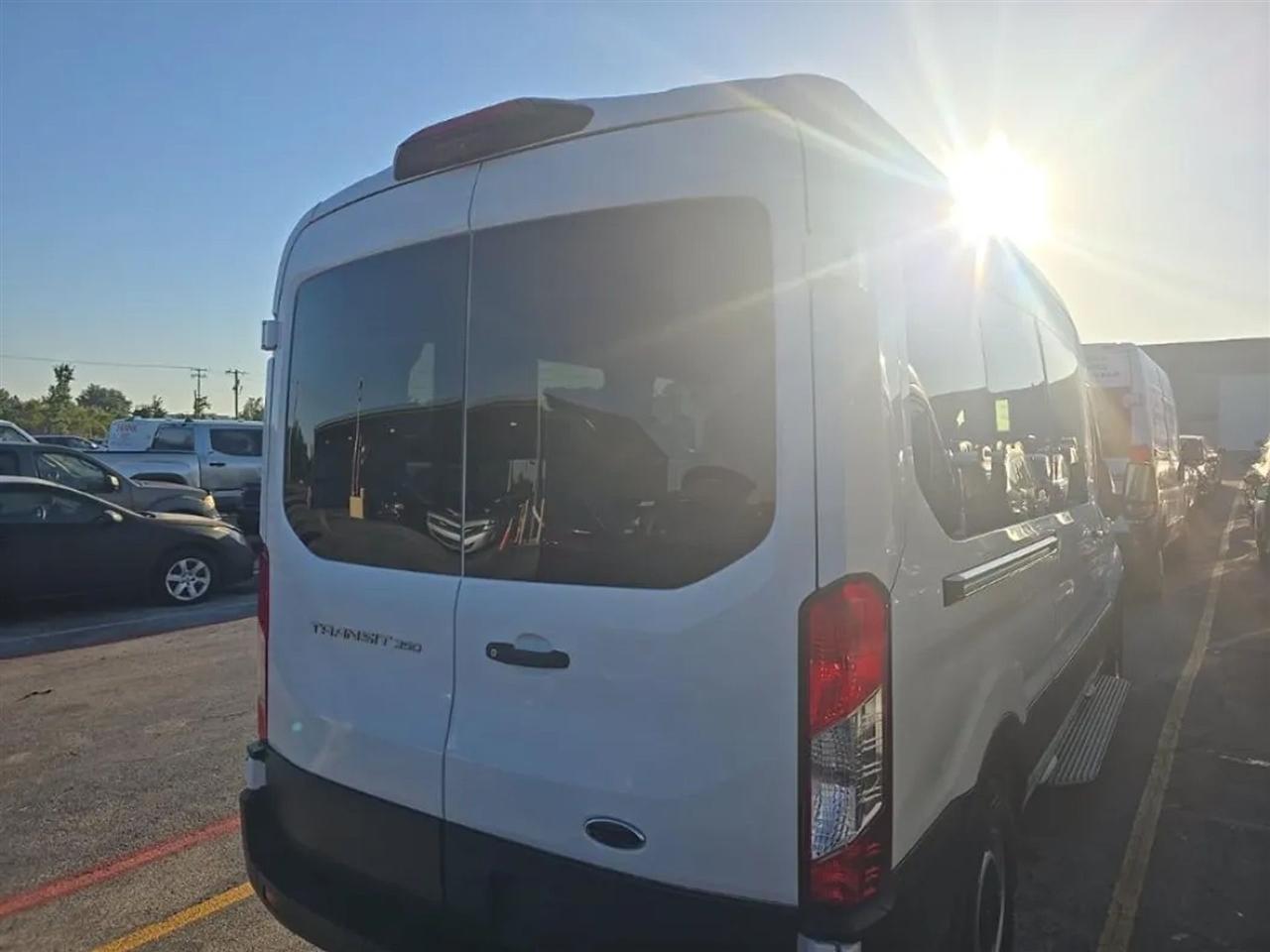 Ford Transit 350 Wagon Med. Roof XL w/Sliding Pass. 148-in. WB 2022