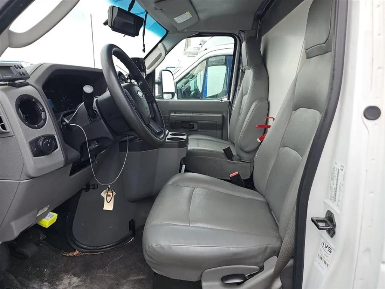Ford Econoline E-350 Super Duty 2023