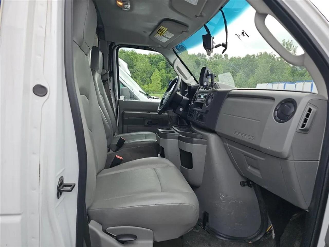 Ford Econoline E-350 Super Duty 2023