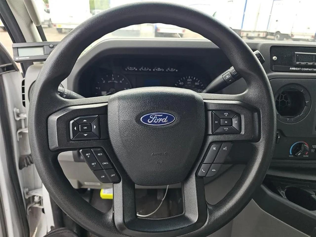 Ford Econoline E-350 Super Duty 2023