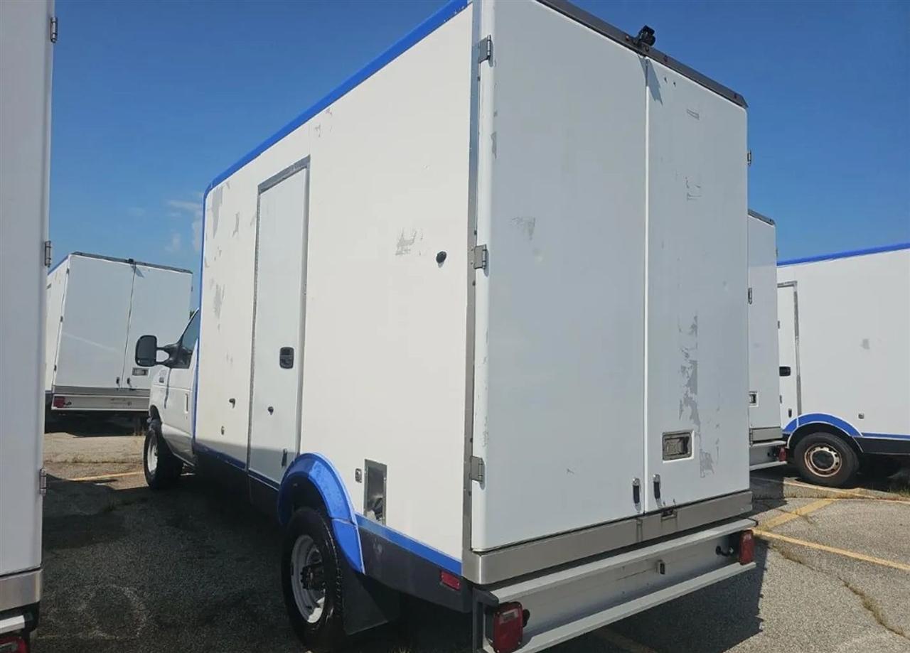 Ford Econoline E-350 Super Duty 2023
