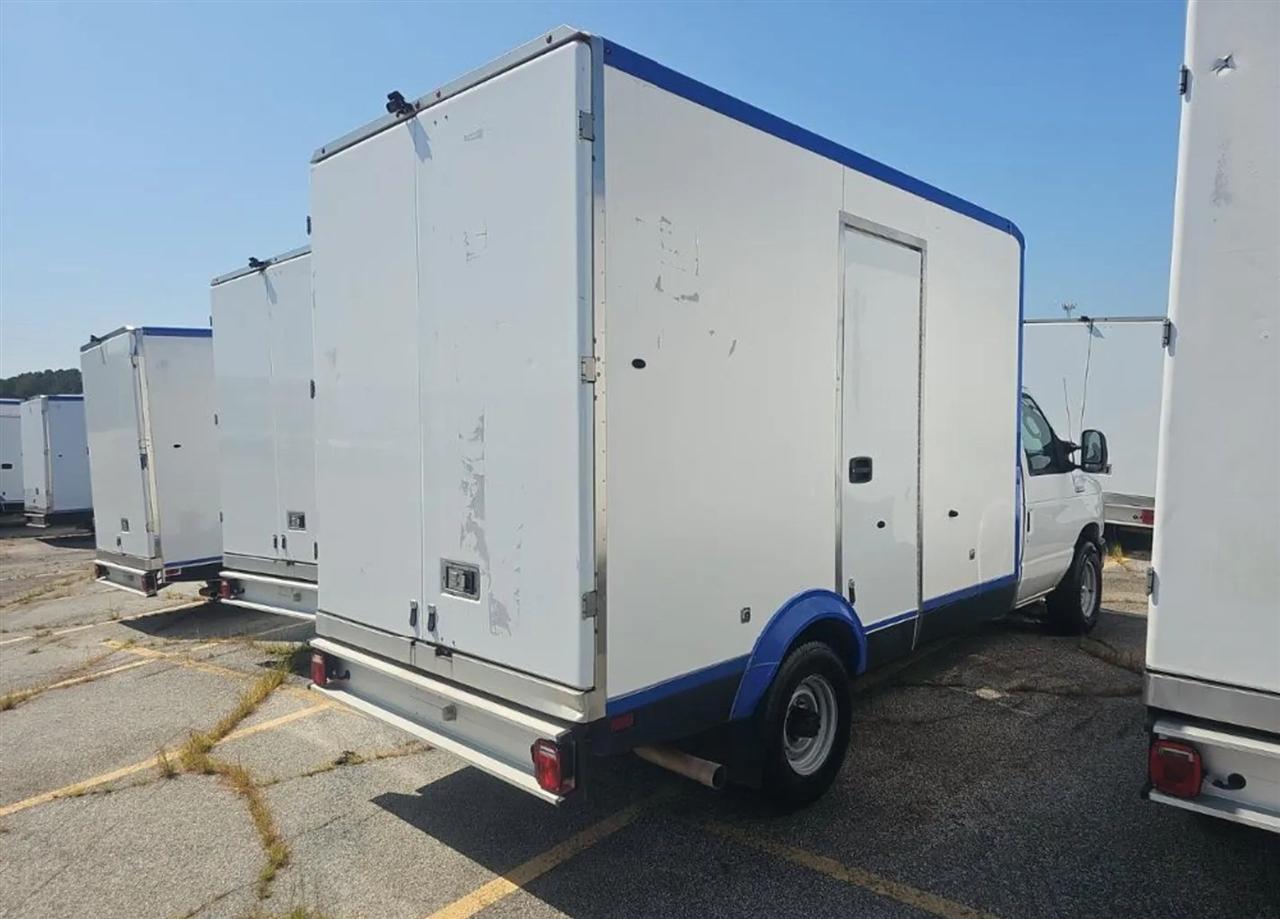 Ford Econoline E-350 Super Duty 2023