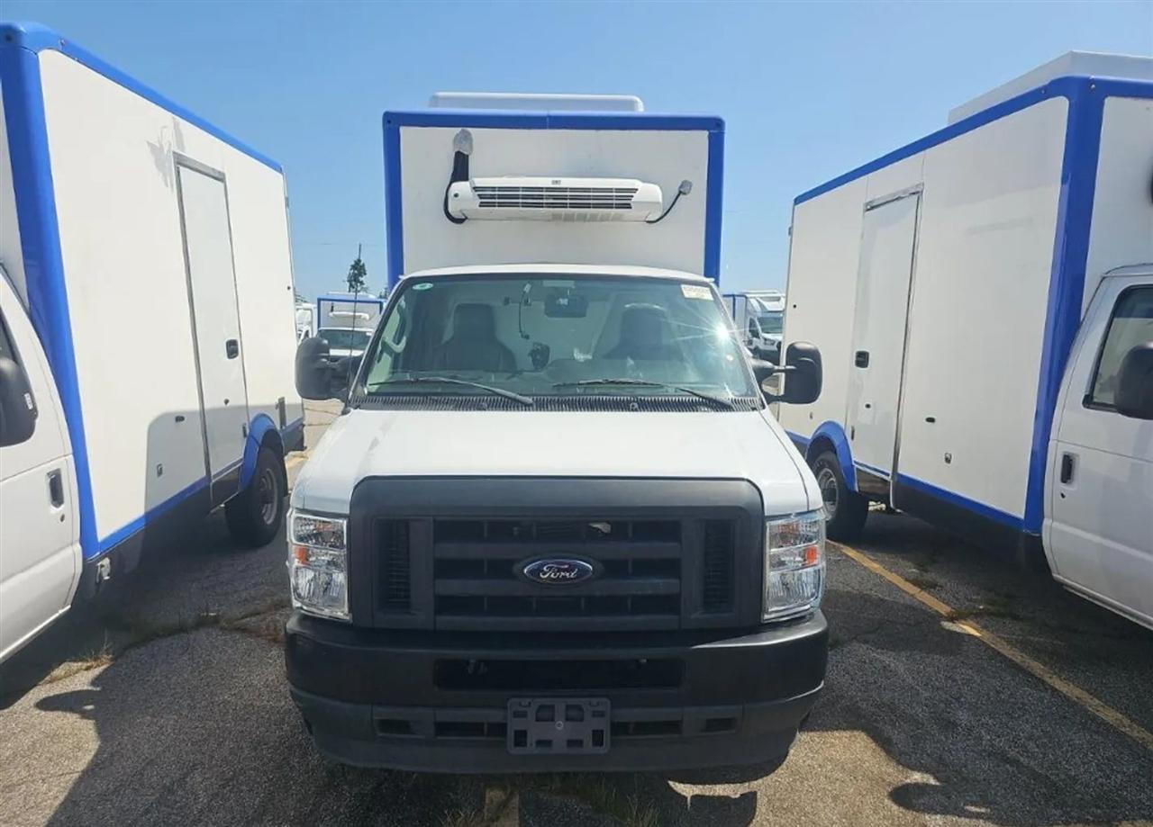 Ford Econoline E-350 Super Duty 2023