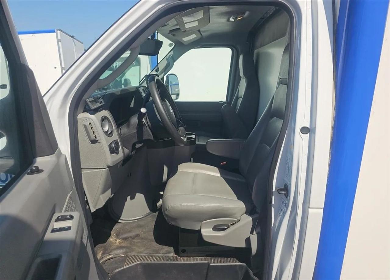 Ford Econoline E-350 Super Duty 2023