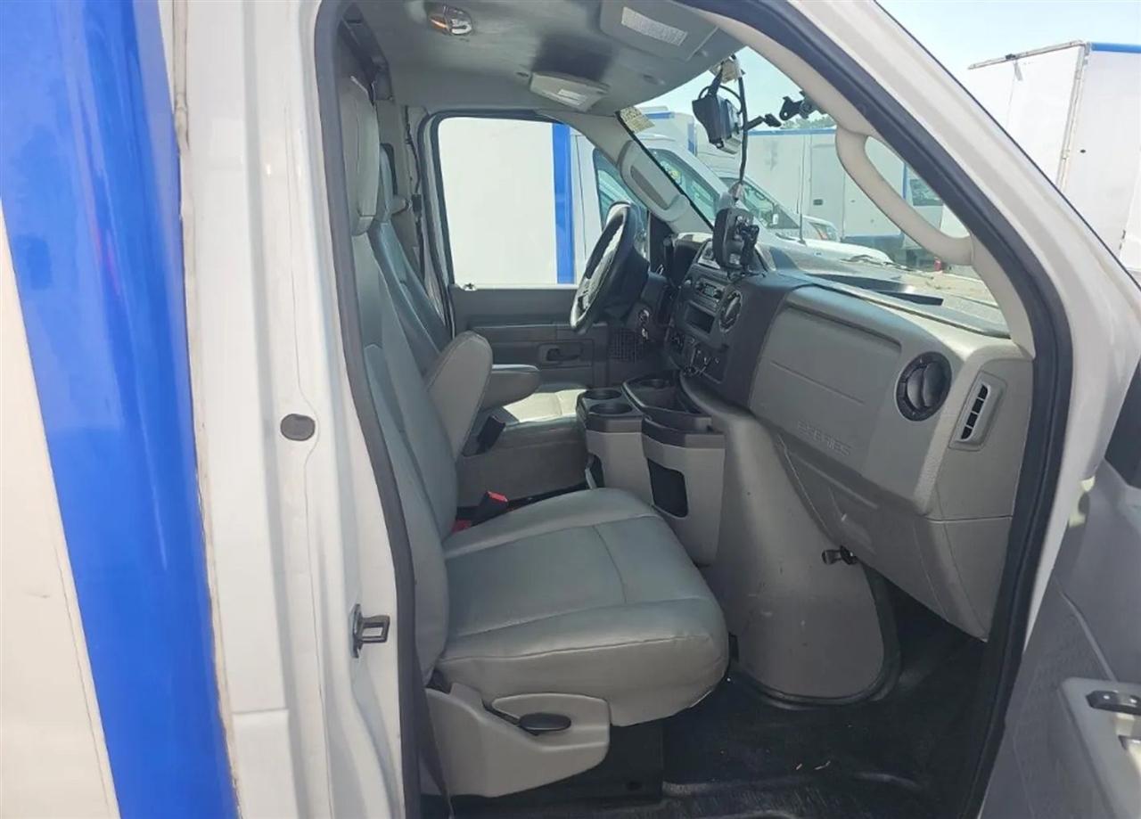 Ford Econoline E-350 Super Duty 2023