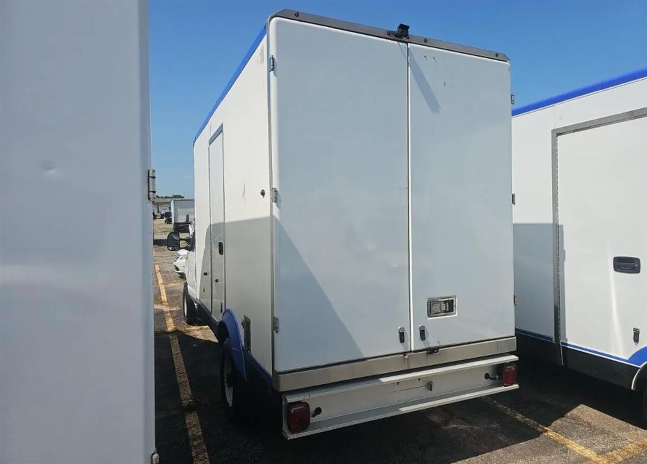 Ford Econoline E-350 Super Duty 2023