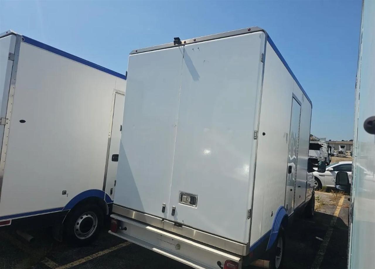 Ford Econoline E-350 Super Duty 2023