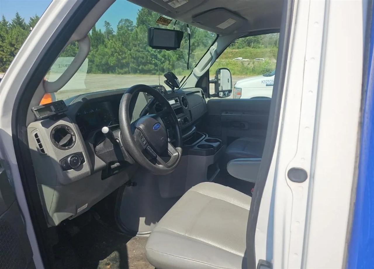 Ford Econoline E-350 Super Duty 2023