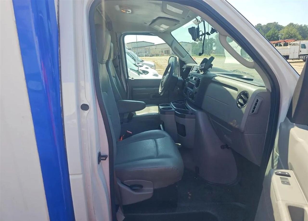 Ford Econoline E-350 Super Duty 2023