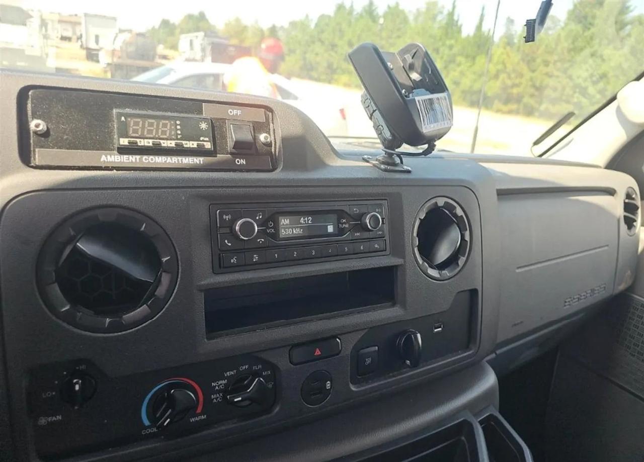 Ford Econoline E-350 Super Duty 2023