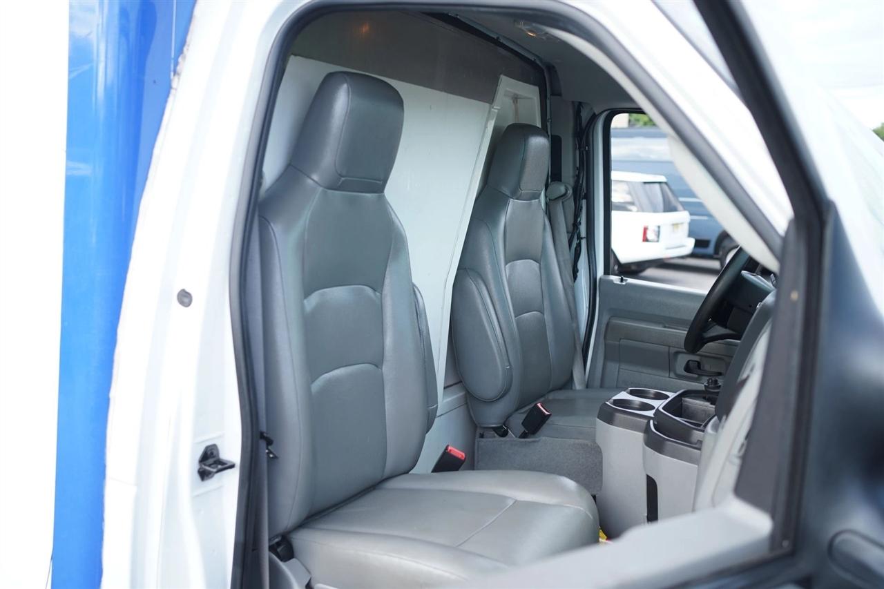 Ford Econoline E-350 Super Duty 2023