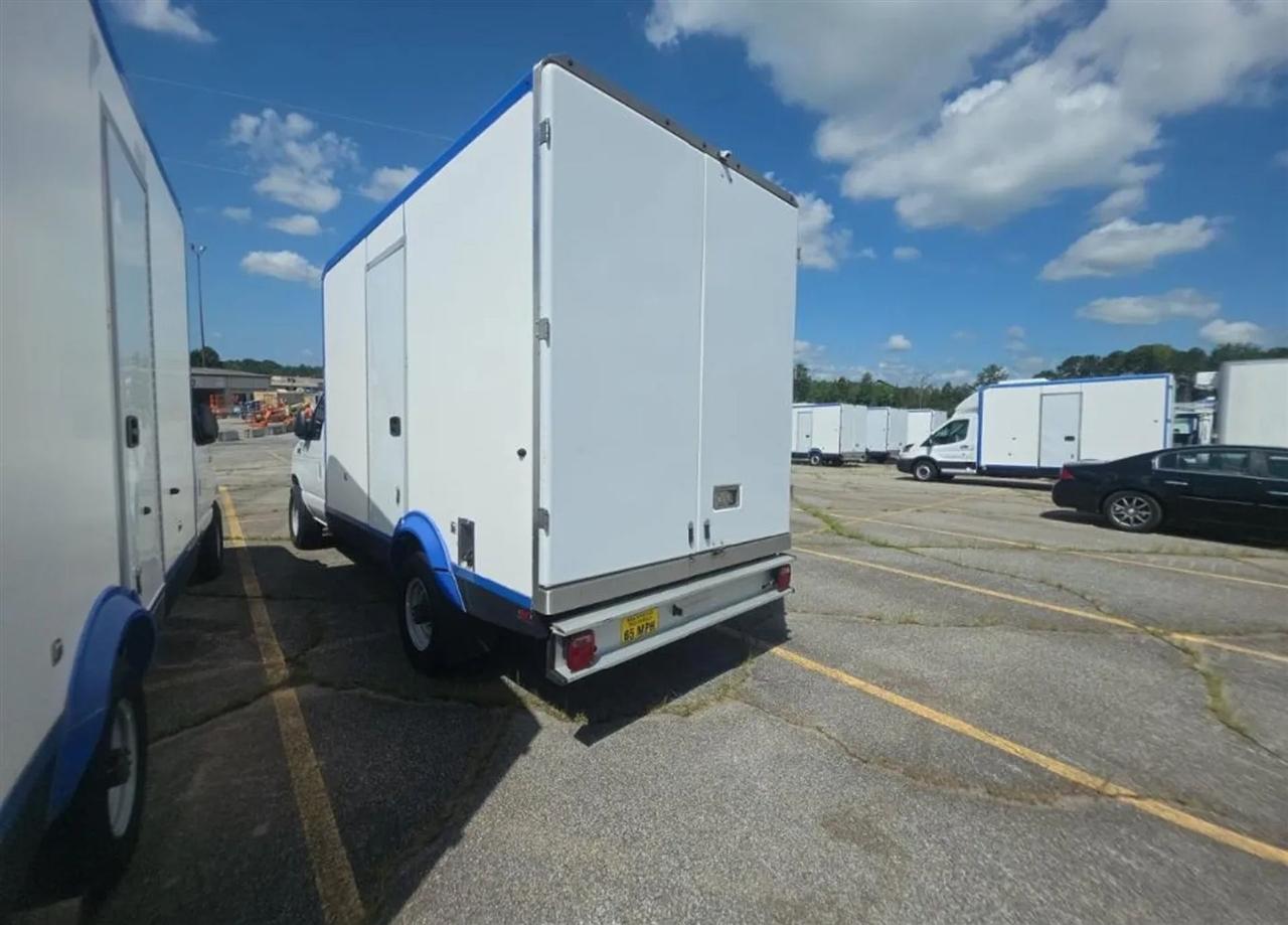 Ford Econoline E-350 Super Duty 2023